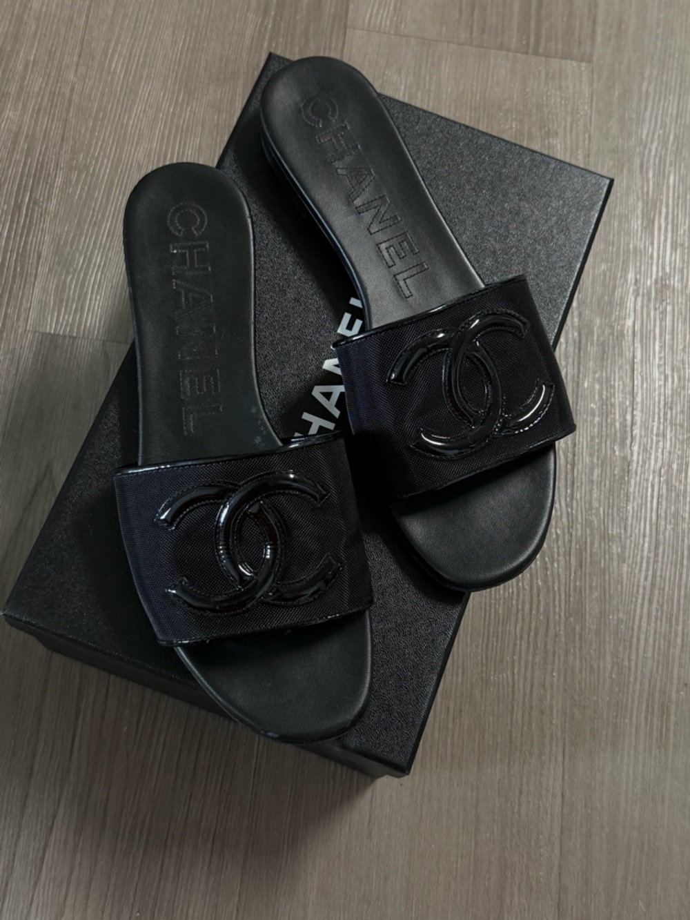 CHANEL Black Interlocking Logo Slide Sandals 39C - Picture 2 of 8